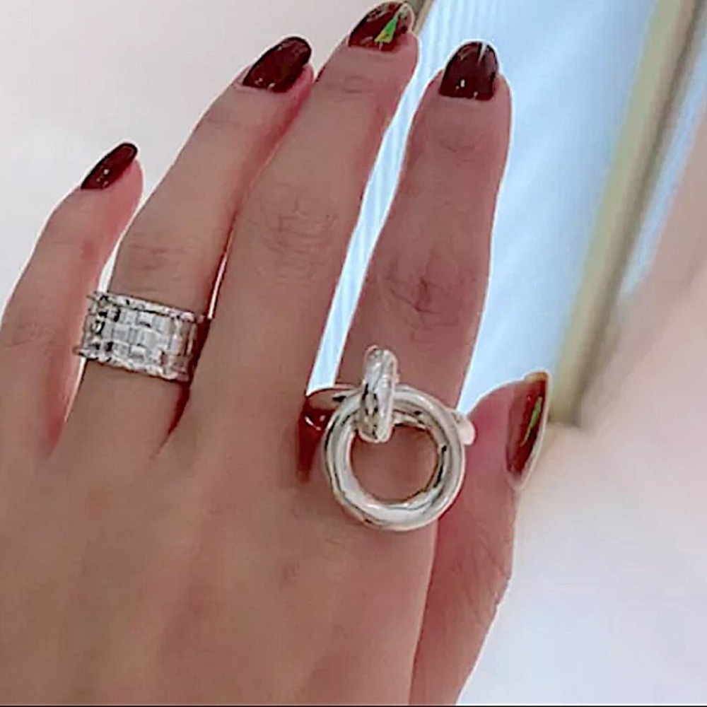 STERLING SILVER INTERLOCKING CIRCLE CHARM MINIMALIST RING - Picture 7 of 13